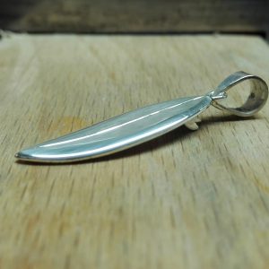 Colgante tabla de surf plata.