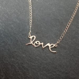 Colgante love con cadena oro.